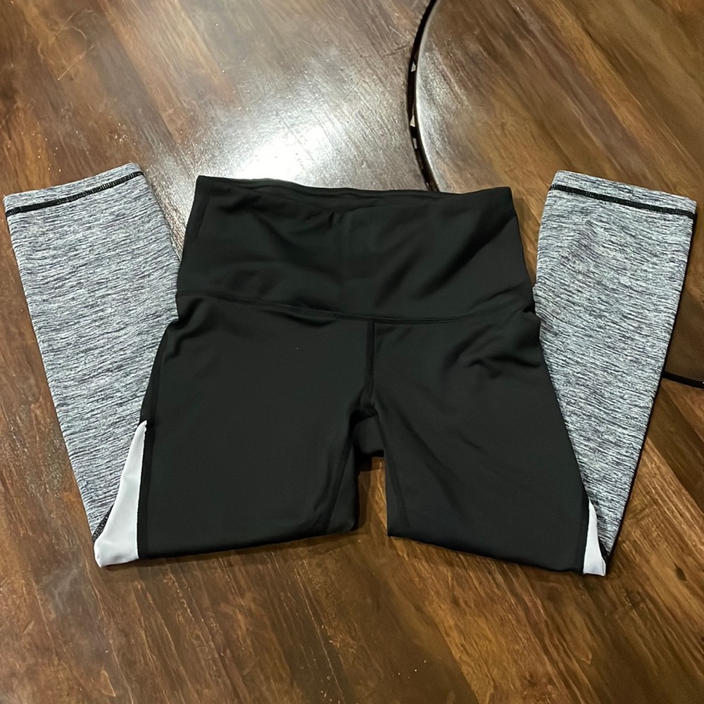 HP🎉 Reebok Crop Leggings - Picture 1 of 5